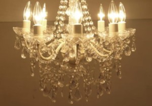 那覇市のプライベートエステサロン《プルメリア》店内のシャンデリア