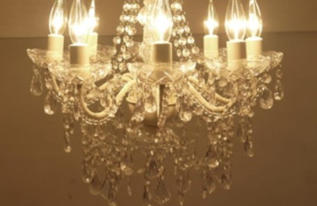 那覇市のプライベートエステサロン《プルメリア》店内のシャンデリア